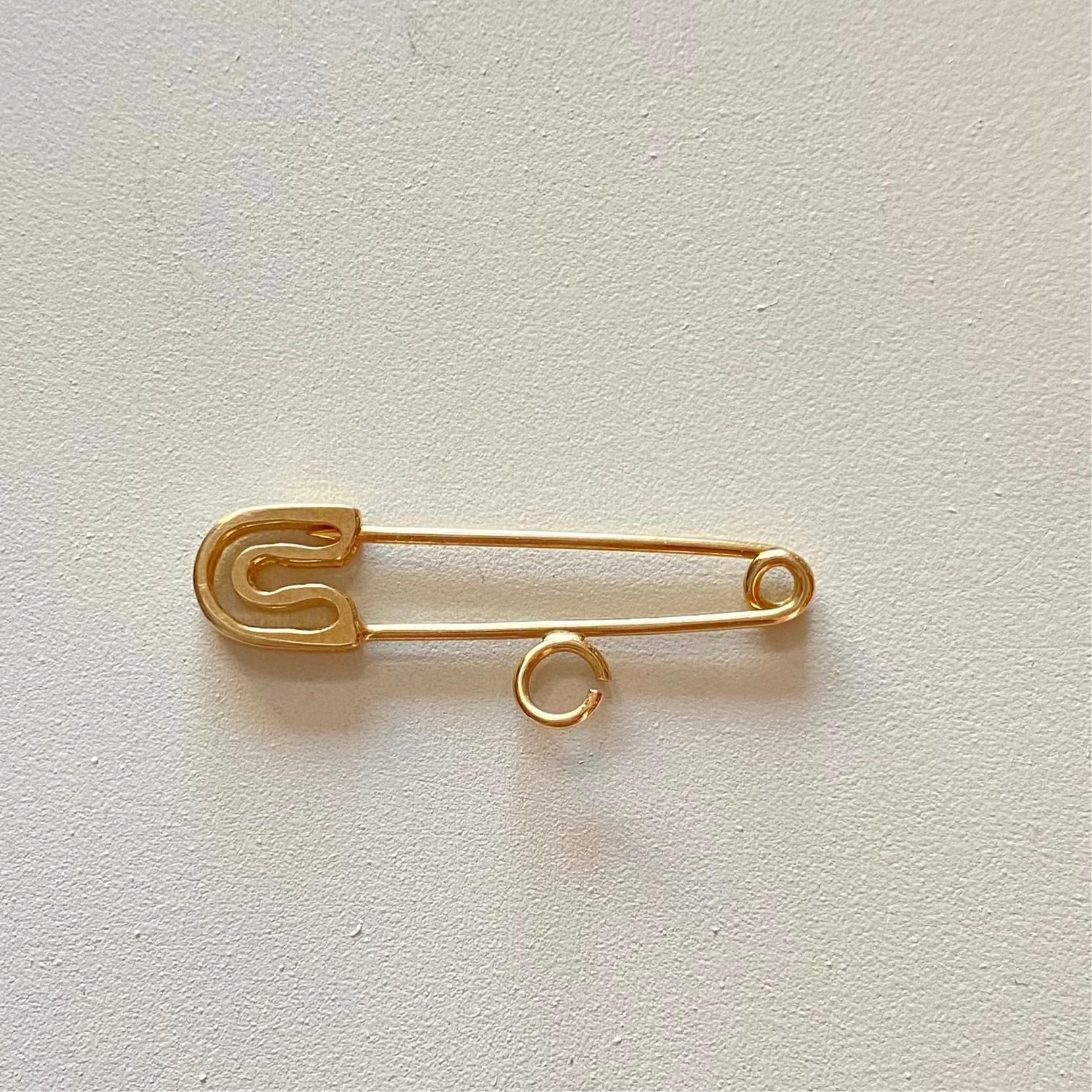 Seguro Broche Silueta 14k